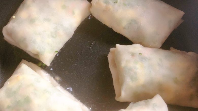 扇贝韭菜盒子,锅里倒油放入韭菜盒子,中小火两边煎金黄色就👌