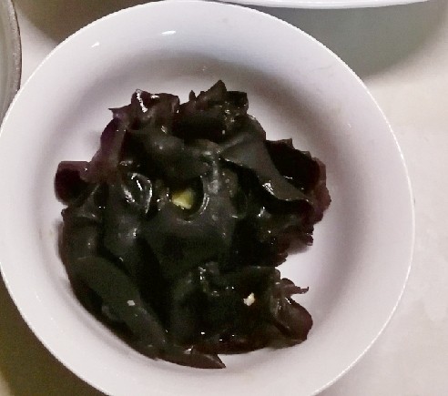 时蔬小炒,干<a style='color:red;display:inline-block;' href='/shicai/ 233'>木耳</a>先泡发 撕成小朵 开水汆烫备用