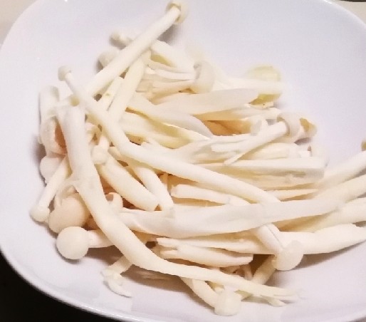 时蔬小炒,<a style='color:red;display:inline-block;' href='/shicai/ 268'>白玉菇</a>去根 清洗干净