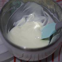 卡通甜甜圈,白巧克力隔水融化后,按照造型需要调色,加入油性可食用色素调色。