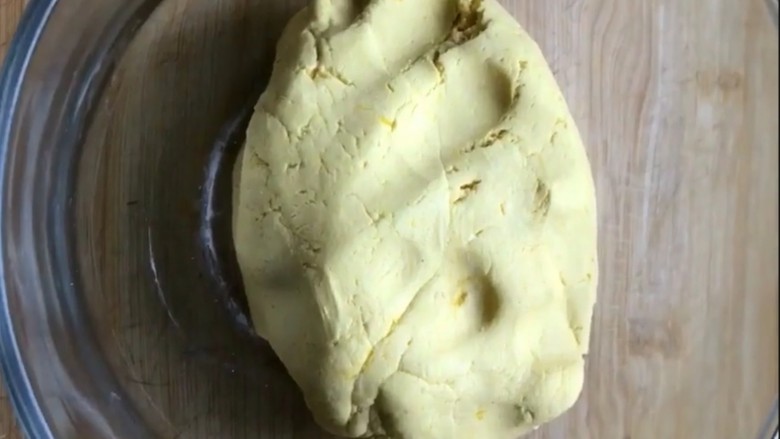 糯米小南瓜,糯米粉适量加,和成面团只要不沾手就行了
