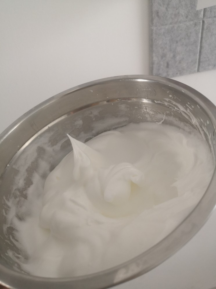 日式香草卡仕达,蛋白加砂糖打发到干性发泡,提起有个直立的角
