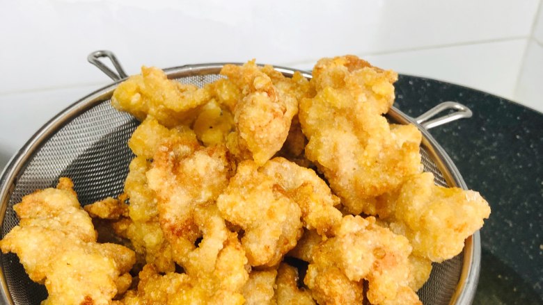 家常小炒——锅包肉,炸到金灿灿的颜色,捞起来沥油,放一旁待用。