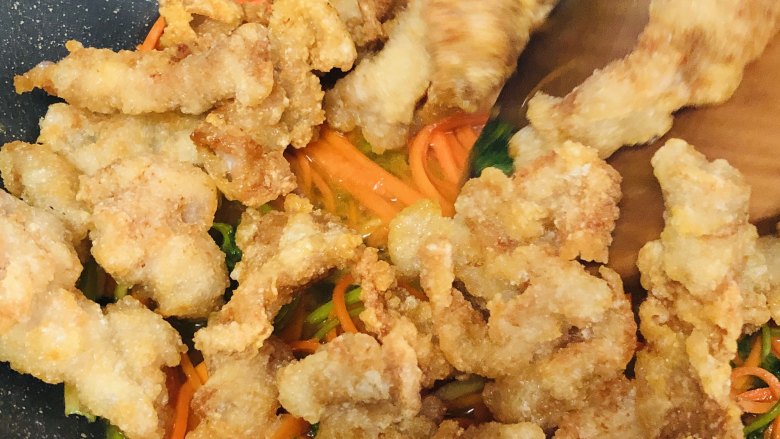 家常小炒——锅包肉,倒入肉片,翻炒均匀就可以出锅啦