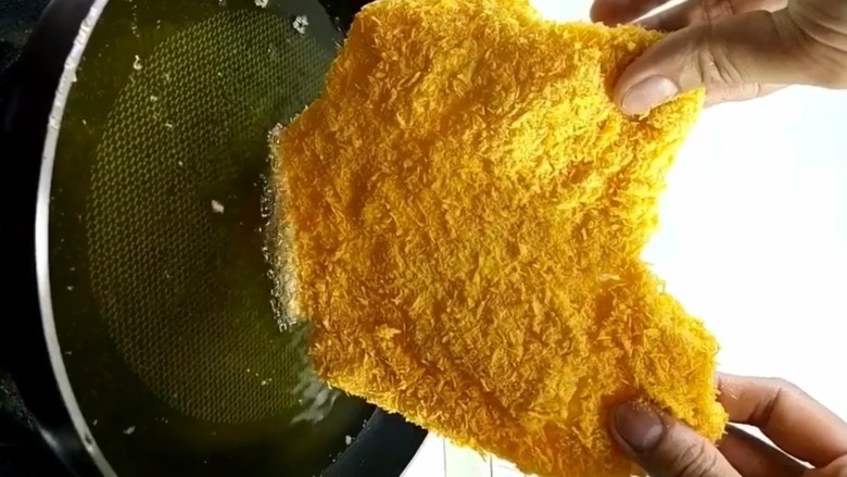 自制炸鸡排,油温五成热下锅炸炸至金黄酥脆捞出