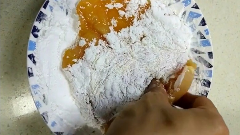 自制炸鸡排,在粘上淀粉