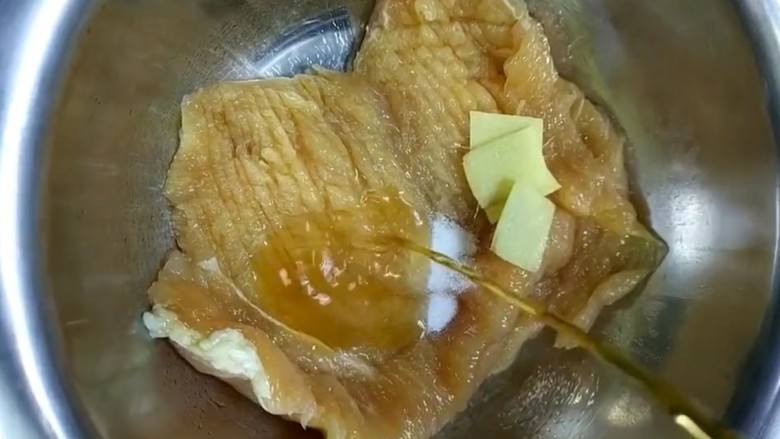 自制炸鸡排,下入盐，姜片，<a style='color:red;display:inline-block;' href='/shicai/ 718'>料酒</a>抓抹均匀腌制二十分钟