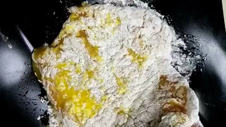自制炸鸡排,再裹上鸡蛋液