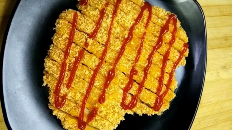 自制炸鸡排,挤上<a style='color:red;display:inline-block;' href='/shicai/ 699'>番茄酱</a>美食做好