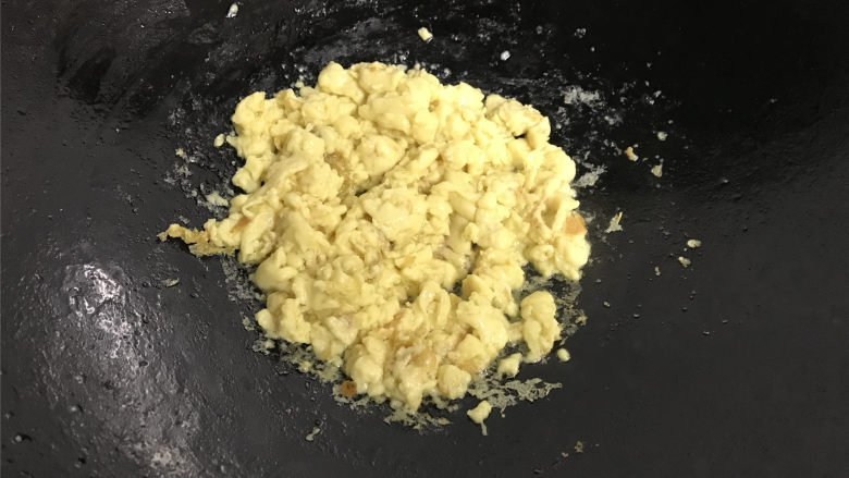 虾皮鸡蛋丝瓜,锅中倒入适量油,6成热,倒入鸡蛋液,稍凝固后快速用锅铲快速划散后盛出。