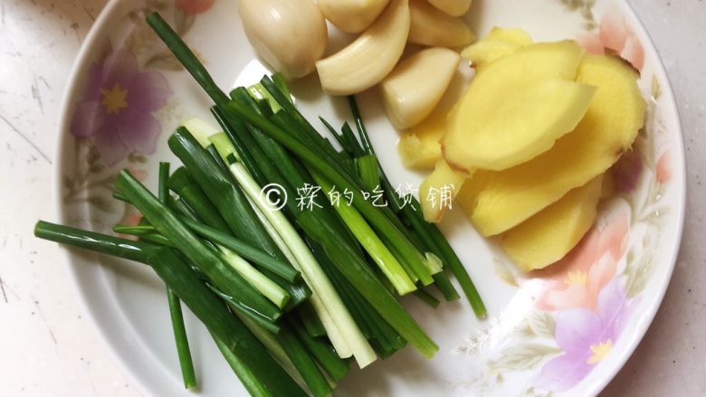 豉汁凉瓜炒牛肉,同时把<a style='color:red;display:inline-block;' href='/shicai/ 37'>姜</a>切片,葱切段。