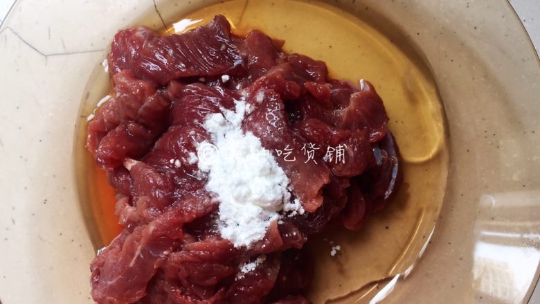 豉汁凉瓜炒牛肉,再加入<a style='color:red;display:inline-block;' href='/shicai/ 17'>蛋清</a>和淀粉，抓匀，腌制几分钟。