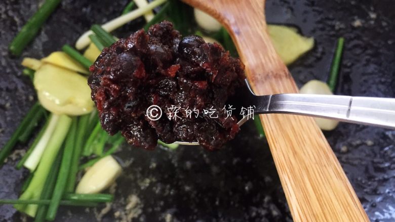 豉汁凉瓜炒牛肉,再加入<a style='color:red;display:inline-block;' href='/shicai/ 694'>豆豉</a>,煸香。