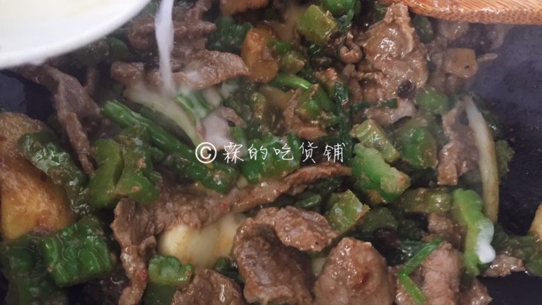 豉汁凉瓜炒牛肉,最后再勾个薄芡,快速地翻炒均匀。
