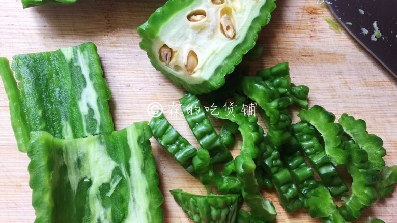 豉汁凉瓜炒牛肉,<a style='color:red;display:inline-block;' href='/shicai/ 55'>苦瓜</a>尽量把里面的白馕去掉,那个东西是最苦的,随后切成片。