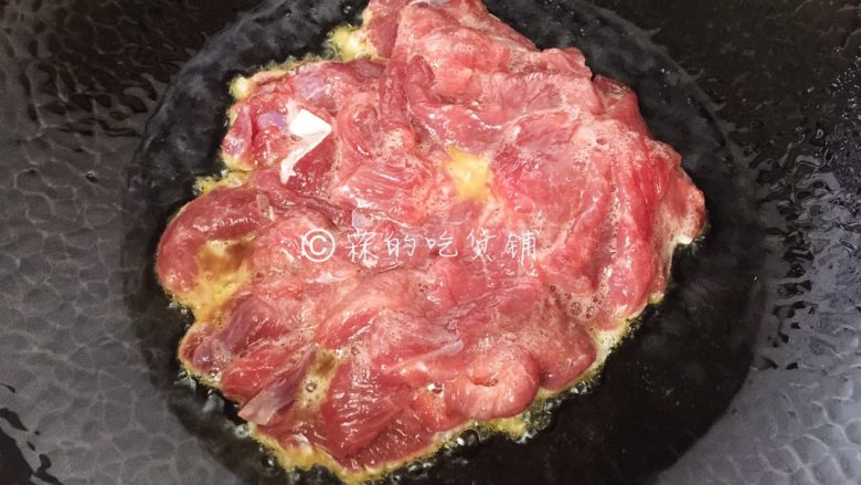 豉汁凉瓜炒牛肉,
油入锅后烧至四成热,把腌制好的牛肉片放入,炒至六分熟,盛出后留底油。