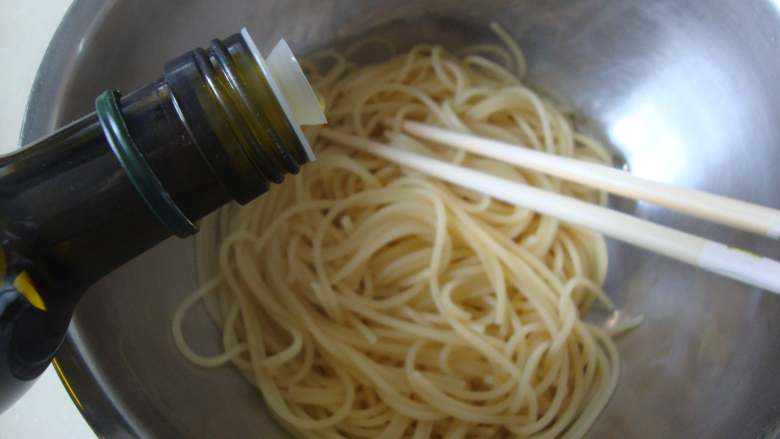 蒜香蛤蜊意面,加少许橄榄油拌匀防止粘连