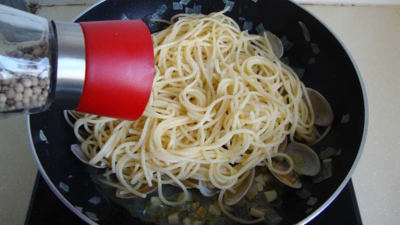 蒜香蛤蜊意面,放入意面,加盐、胡椒粉调味