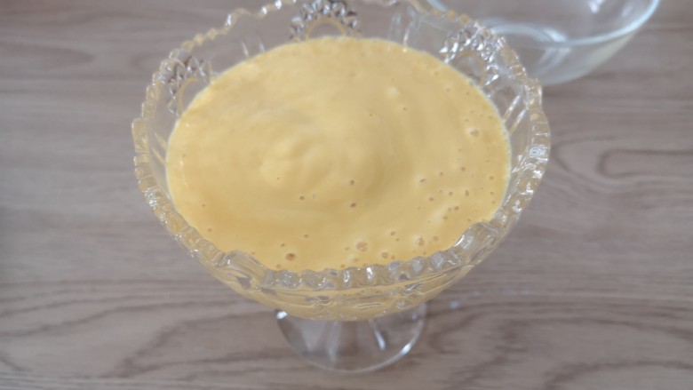 芒果香蕉奶昔,倒入准备好的甜品杯中,这些材料大概是三杯的量