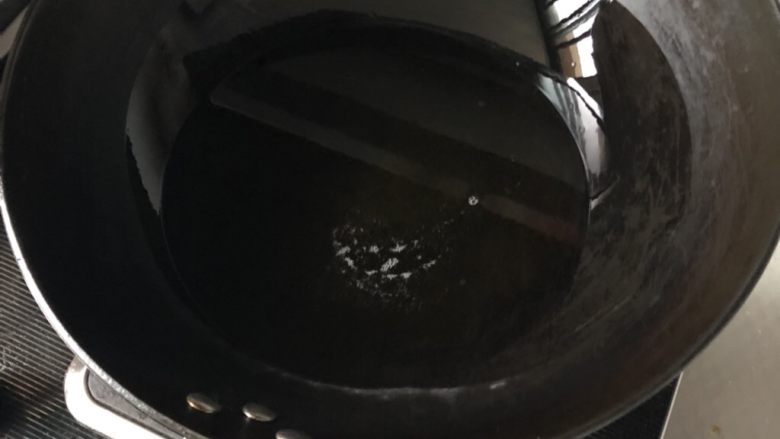 茄汁鲅鱼(高压锅版),锅内加适量油烧热
