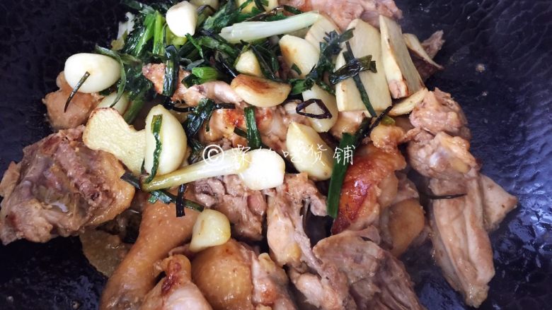 干葱豆豉鸡,等鸡块两面都变成金黄色后,把刚才炸好的葱姜蒜重新倒入。