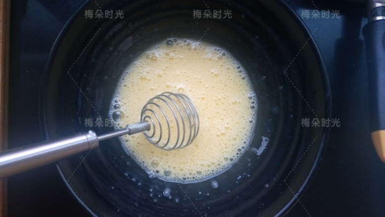 日式玉子烧,3个鸡蛋,加入牛奶,少许盐,使劲打散