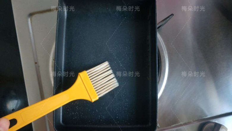日式玉子烧,玉子烧平底锅,刷油,中小火加热,