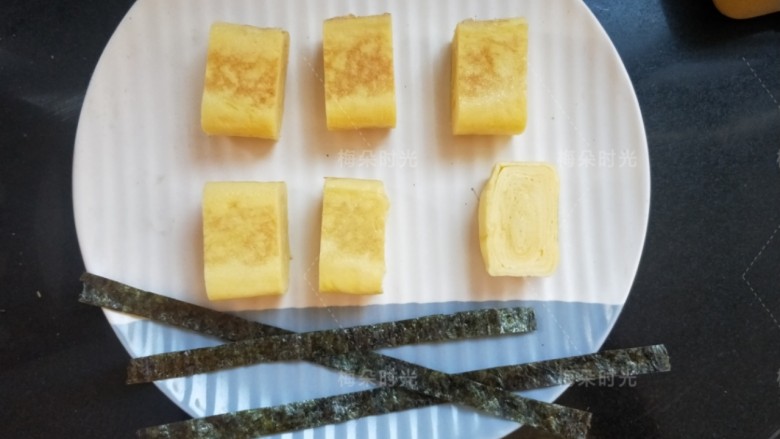 日式玉子烧,然后把玉子烧切段。寿司海苔剪几个长条,
