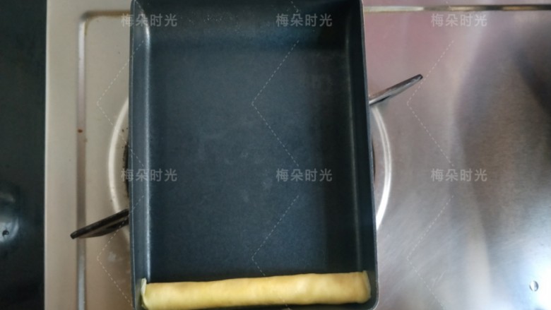 日式玉子烧,鸡蛋液还没有完全凝固的时候,从一端卷起来,可以用铲子辅助