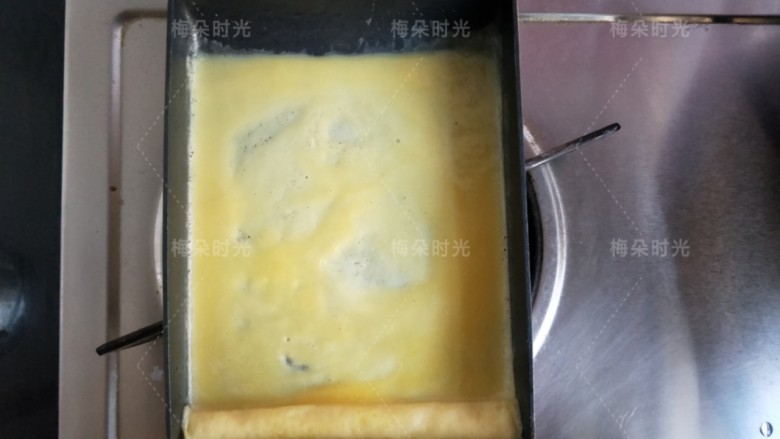 日式玉子烧,然后再倒入一部分蛋液,再卷起来