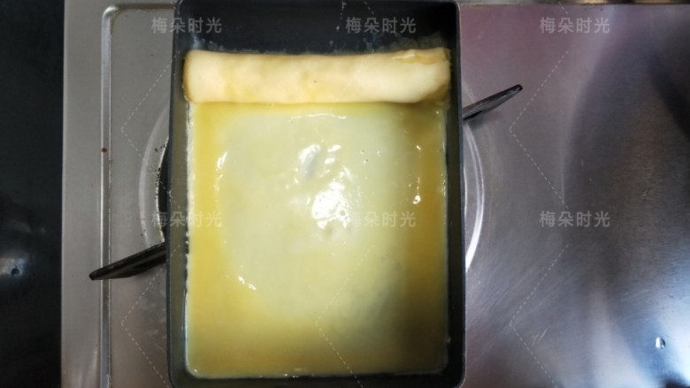 日式玉子烧,卷起来再倒入,如此重复四五次