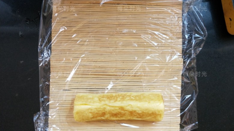 日式玉子烧,用寿司帘卷起来,整整型。整成长方体。