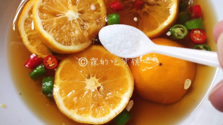 酸辣爽口的柠檬鸡翅根,加适量的水后,尝尝味道,有啥不足的可以再加,如果觉得不够咸就再加盐(不要再放生抽了,颜色太深就不好看了。)