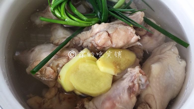 酸辣爽口的柠檬鸡翅根,换个干净的锅,放上水,加入葱姜。