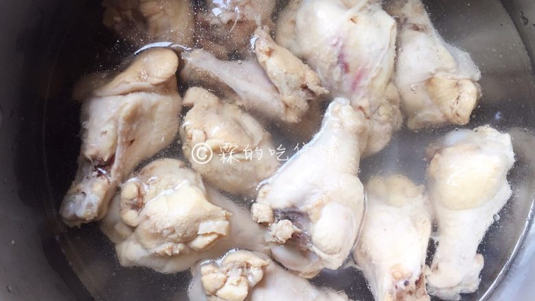 酸辣爽口的柠檬鸡翅根,事先准备好冰水,把煮熟后的鸡翅根放入冰水中冷却。