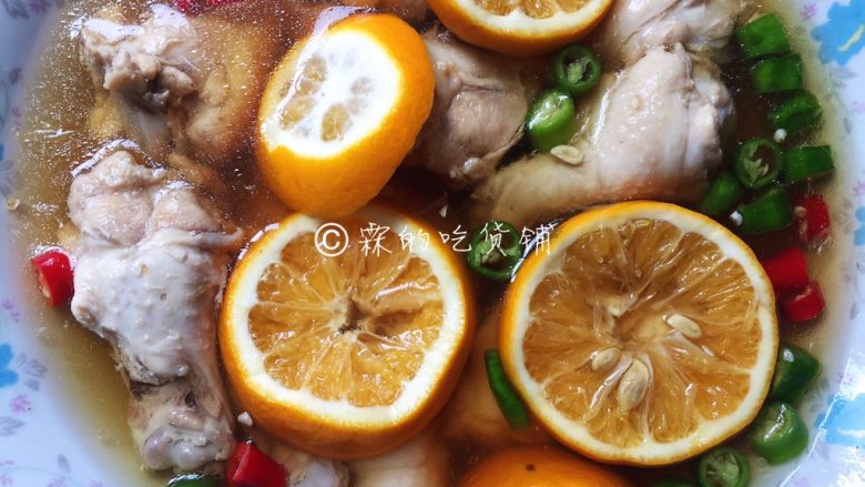 酸辣爽口的柠檬鸡翅根,鸡翅根放入,水量应该是能把鸡翅根全部浸没的,隔一段时间也可以把上下的翻个个,以确保全部能浸到。
