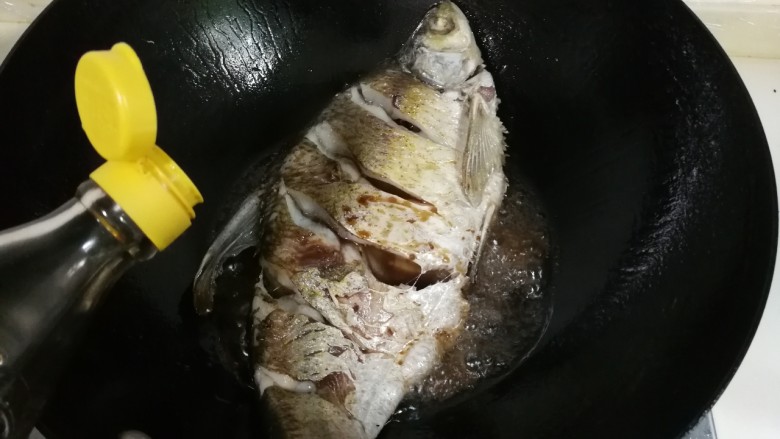 胡萝卜烧鳊鱼,关火,放入两勺醋