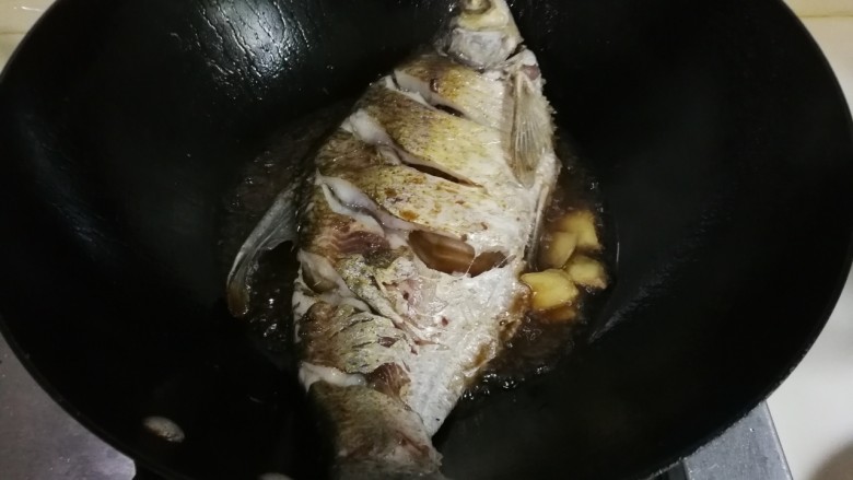 胡萝卜烧鳊鱼,开火,放入姜片煎出香味