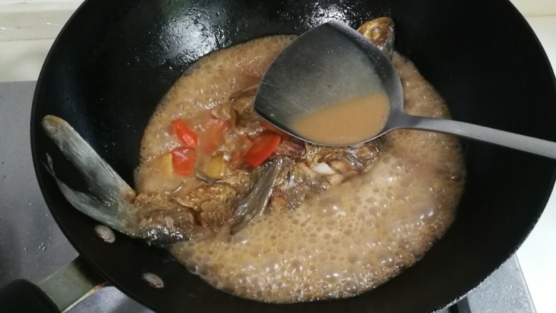 胡萝卜烧鳊鱼,翻面再烧五分钟,大火收汁(用锅铲将鱼汤浇到鱼表面)