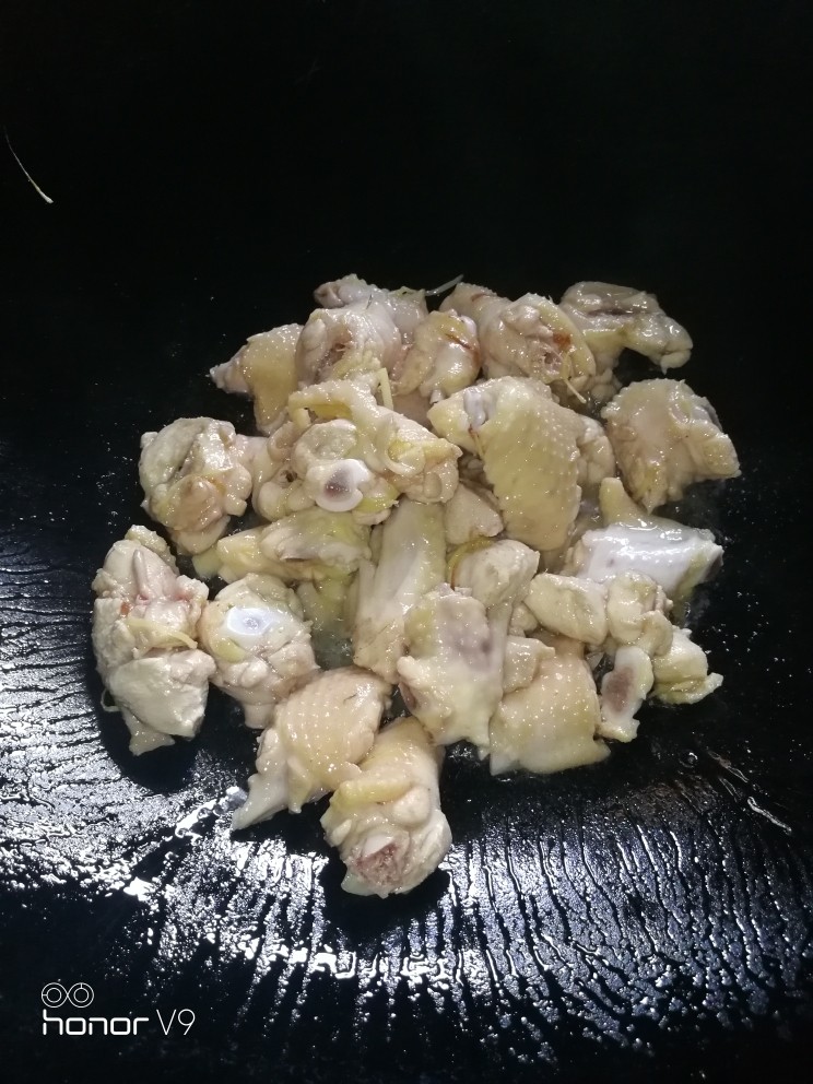 姜糖炒鸡翅,炒均,大概炒5分钟。