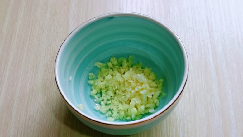 酱香茄子~下饭菜,蒜末放入碗中。