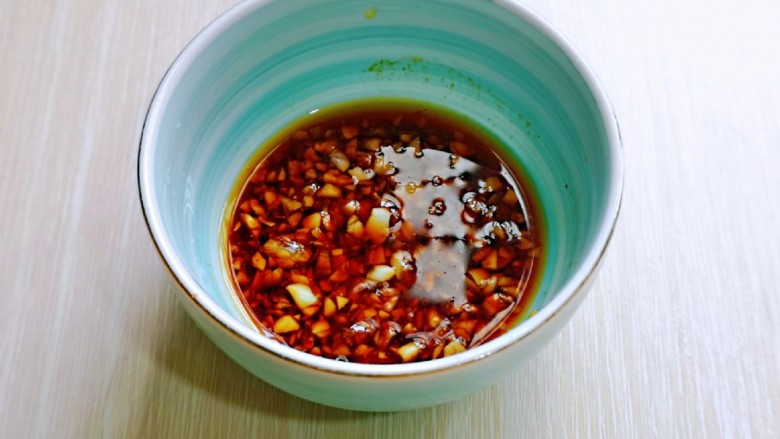 酱香茄子~下饭菜,搅拌均匀备用。