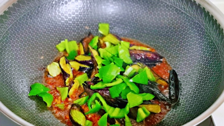 酱香茄子~下饭菜,加入切好的青椒块。
