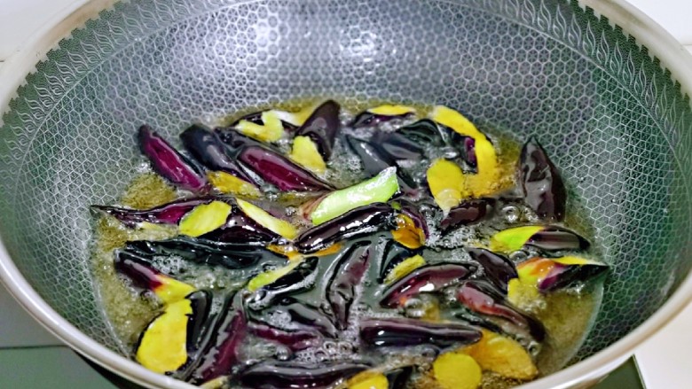 酱香茄子~下饭菜,起油锅,油温7成时下入茄子,夏至茄子面表硬,捞出淋油。
