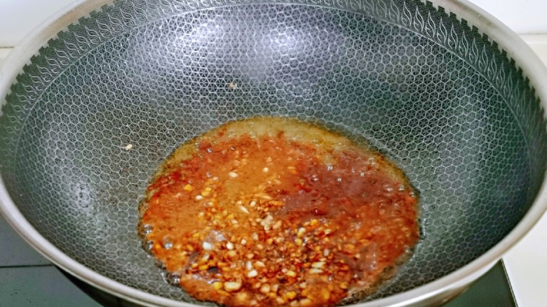 酱香茄子~下饭菜,锅底溜油,加入调味汁。<a style='color:red;display:inline-block;' href='/shicai/ 712'>甜面酱</a>翻炒。