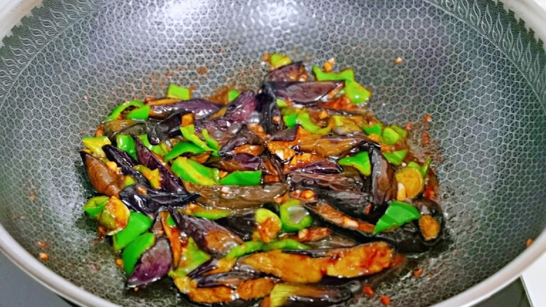 酱香茄子~下饭菜,快速翻炒均匀,关火出锅。