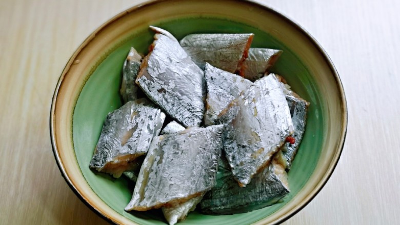 红烧带鱼,<a style='color:red;display:inline-block;' href='/shicai/ 386'>带鱼</a>去头,去内脏,清洗干净,放入器具中。