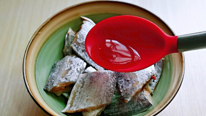 红烧带鱼,加入<a style='color:red;display:inline-block;' href='/shicai/ 718'>料酒</a>,适当多些,去腥。
