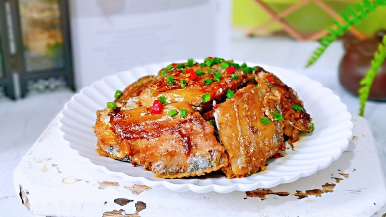 红烧带鱼,盛出装盘,撒上葱花,
