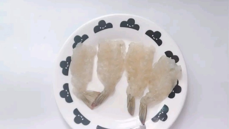 香酥鲜虾棒,3.将虾切成两半,不要切断。